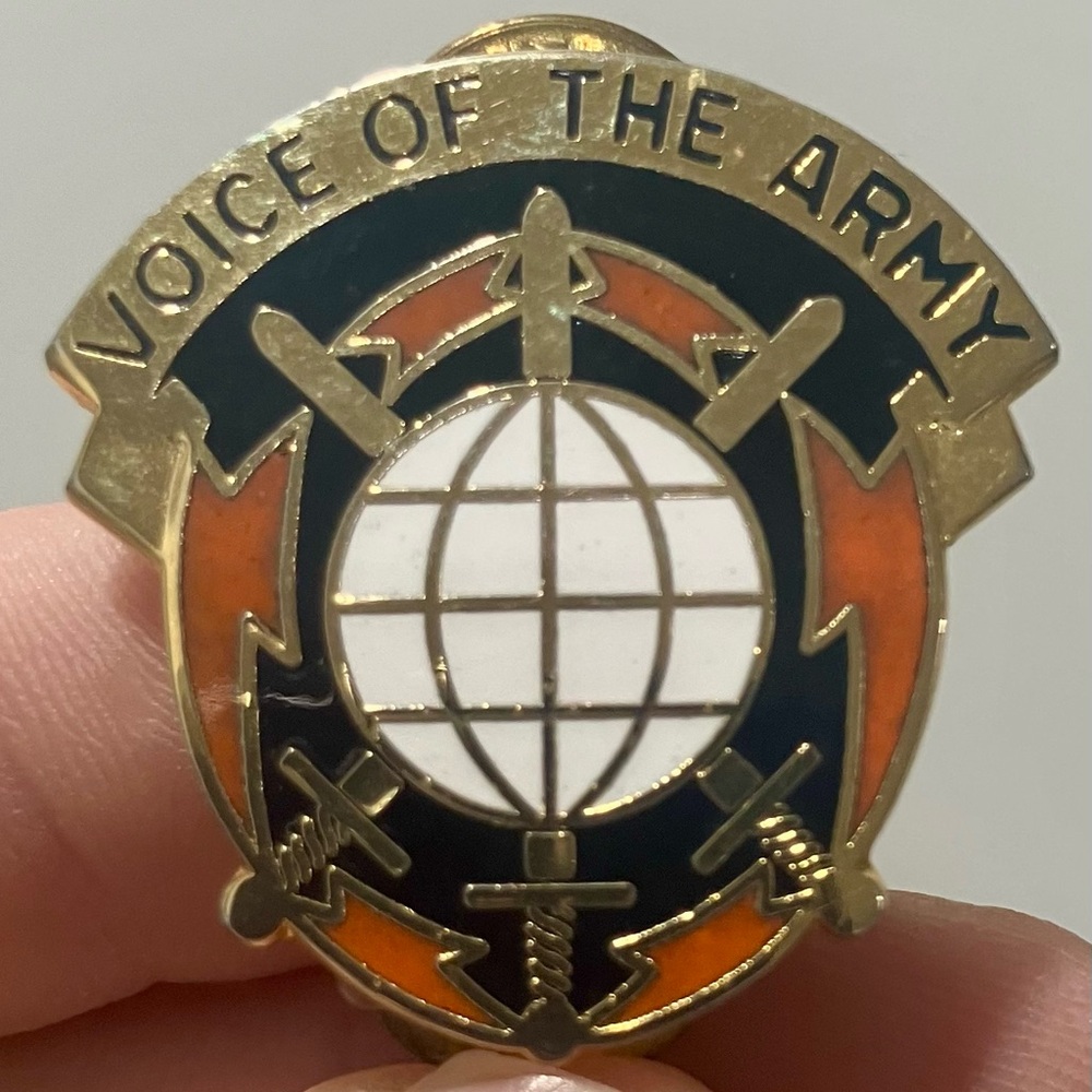US 9th ARMY SIGNAL COMMAND UNIT CREST VOICE OF THE ARMY PIN BADGE